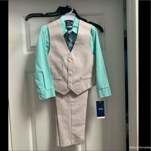 IZOD Boys Suit NWT Size 4 4T